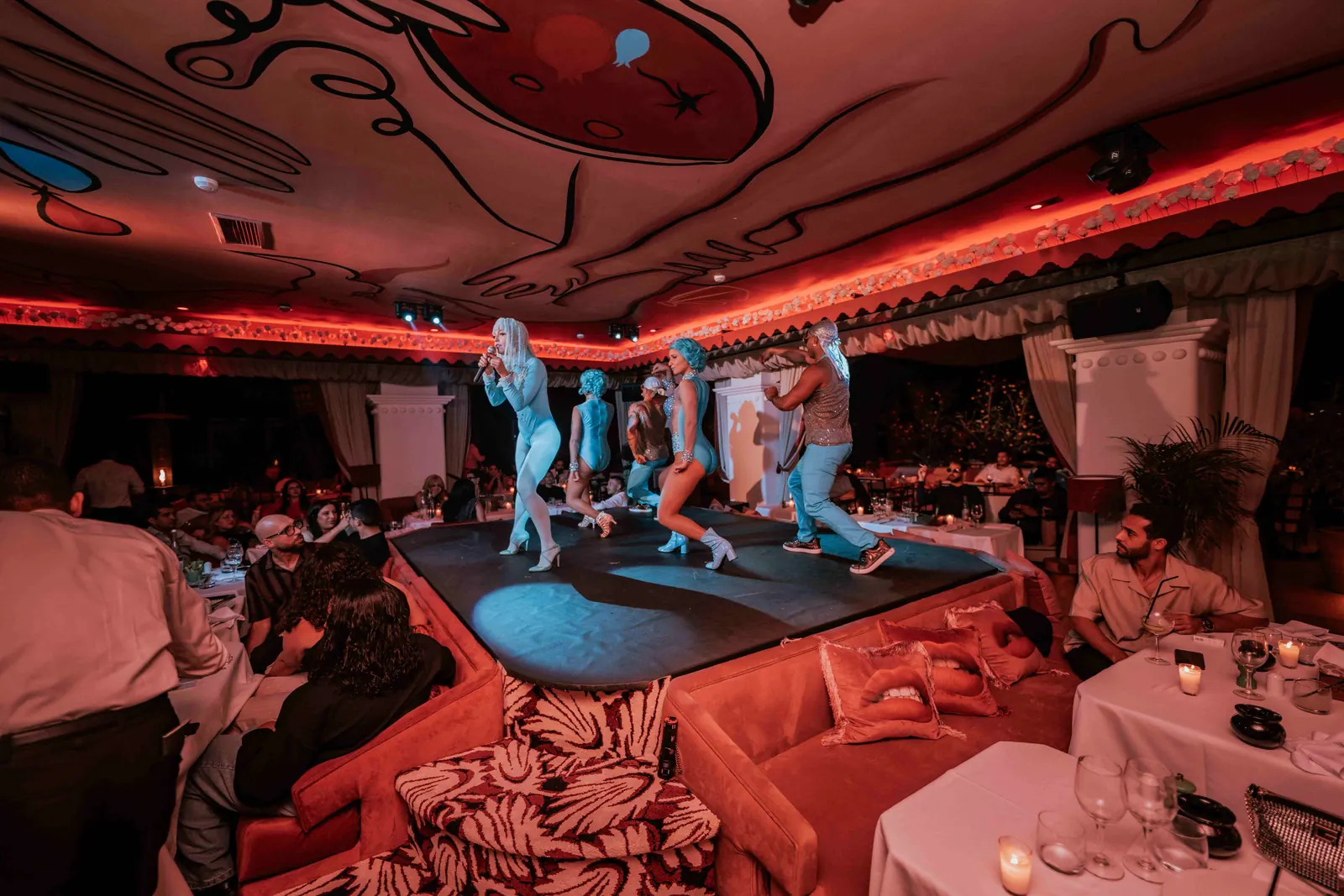 Cabaret live show at Coup de Foudre Agadir with performers on stage during dinner