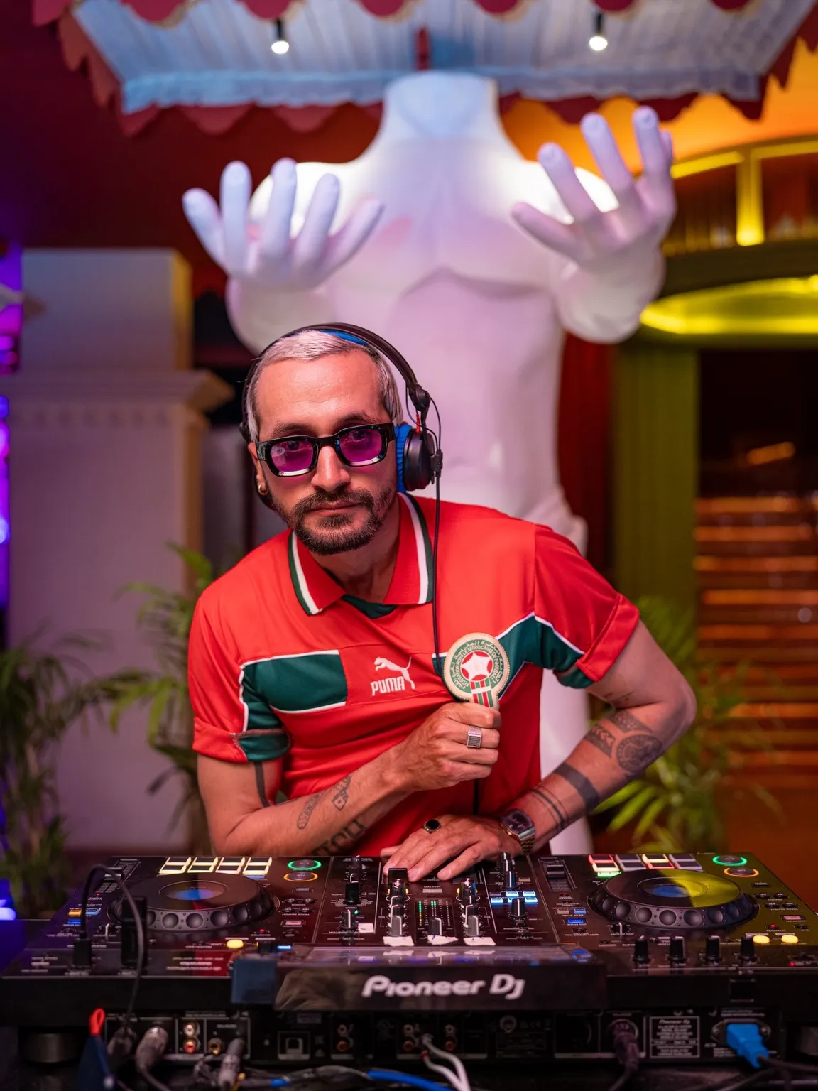 A DJ in white gloves at Coup de Foudre Agadir