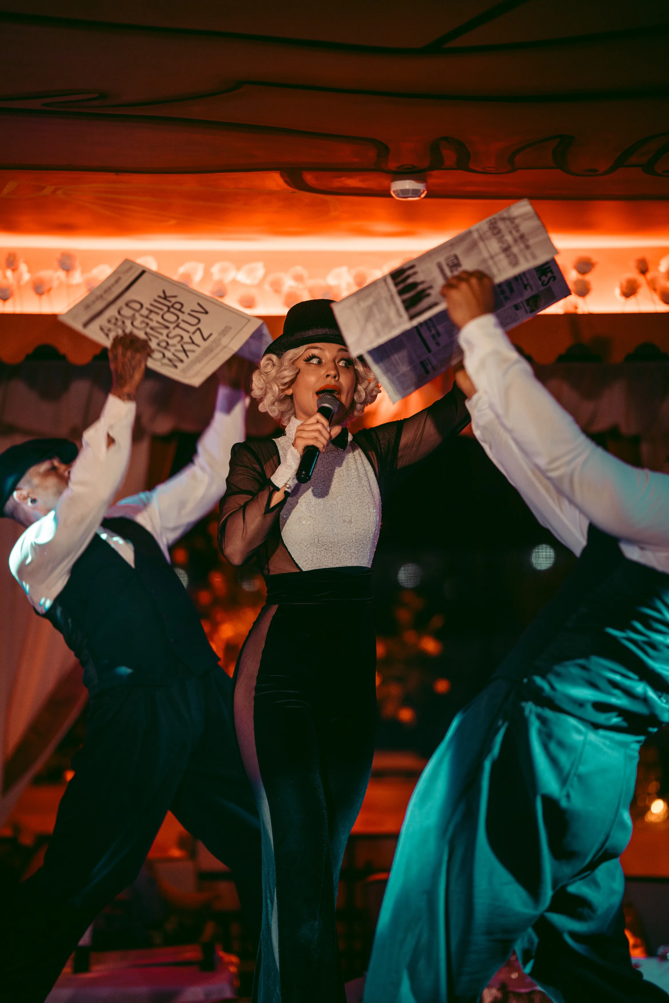 Spectacle live chanteuse danseurs